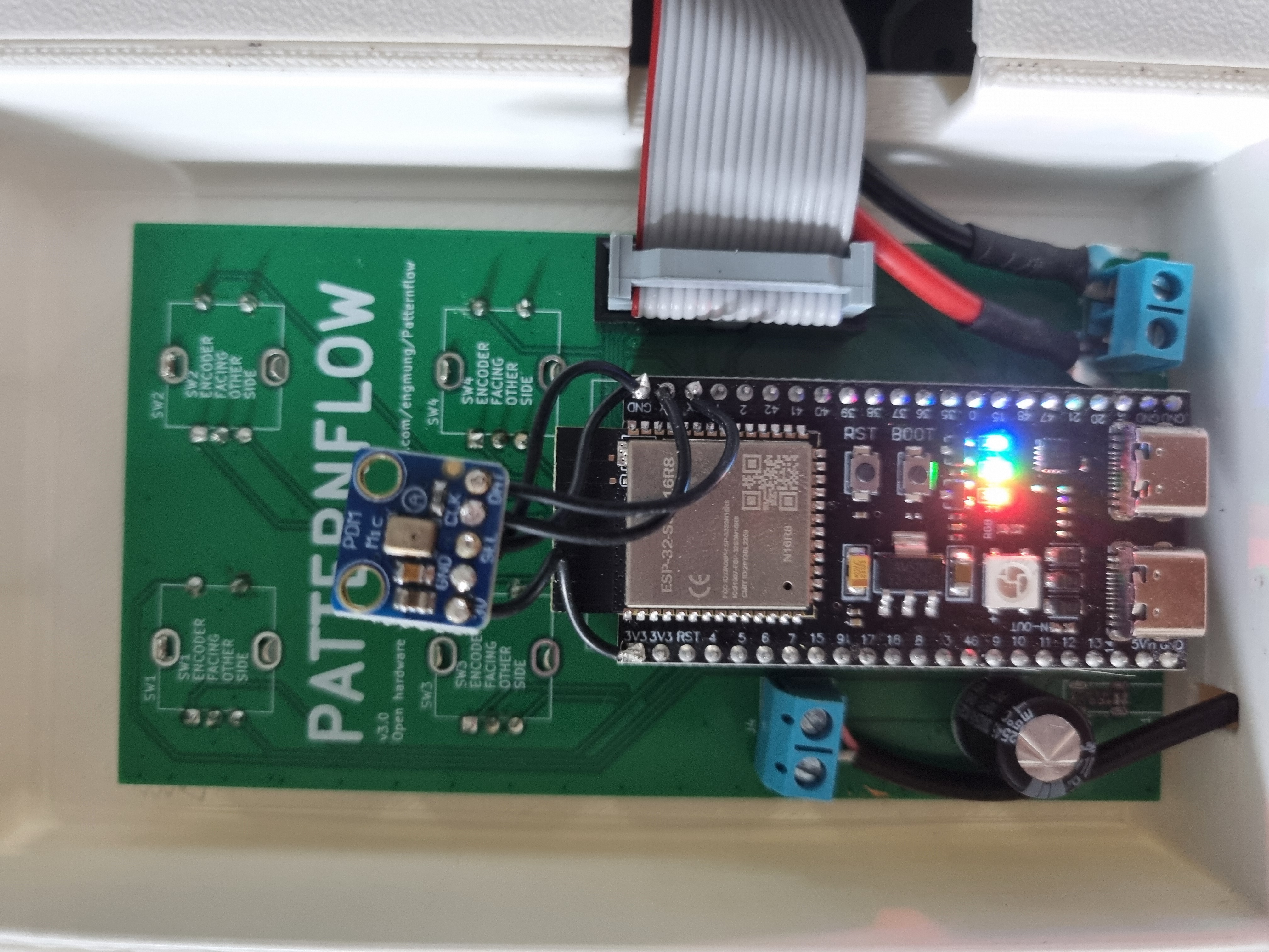 패턴플로우 PCB 위 ESP32에 선으로 연결한 PDM 마이크 모듈